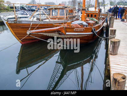 Kirchdorf, Deutschland. 6. Mai 2017. Es gibt Holzboote am Kai der Insel Poel in Kirchdorf, Deutschland, 6. Mai 2017 abzuwarten. Nur Holzboot Kai auf der Insel Poel verfügt derzeit über volle Auftragsbücher und Repars traditionelle hölzerne Fischerboote neben Sportboote. Foto: Jens Büttner/Dpa-Zentralbild/ZB/Dpa/Alamy Live News Stockfoto