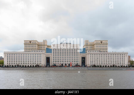 Russland, Moscow, Dienstag, 9. Mai 2017. Kalten und regnerischen Tag des Sieges. Menschen gehen noch zum Gorky Park zu feiern und zu würdigen, die Erinnerung an die Verteidiger des Vaterlandes. Viele Menschen nehmen Nelke und rose Blumen zu Veteranen zu präsentieren. Die traurige Tatsache ist, dass es keine einfache Aufgabe, eine WWII Veteran auf der Straße treffen. Alter ist seinen Tribut. Tag des Sieges ist wirklich ein verklärter fest. Renovierte verzierte Gebäude des Verteidigungsministeriums am Froonzenskaya Ufer der Moskwa. Bildnachweis: Alex Bilder/Alamy Live-Nachrichten Stockfoto