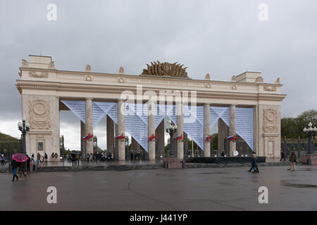 Russland, Moscow, Dienstag, 9. Mai 2017. Kalten und regnerischen Tag des Sieges. Menschen gehen noch zum Gorky Park zu feiern und zu würdigen, die Erinnerung an die Verteidiger des Vaterlandes. Viele Menschen nehmen Nelke und rose Blumen zu Veteranen zu präsentieren. Die traurige Tatsache ist, dass es keine einfache Aufgabe, eine WWII Veteran auf der Straße treffen. Alter ist seinen Tribut. Tag des Sieges ist wirklich ein verklärter fest. Haupteingang zum Gorky Park dekoriert mit Brief eines Soldaten von der Front für den Tag des Sieges. Bildnachweis: Alex Bilder/Alamy Live-Nachrichten Stockfoto