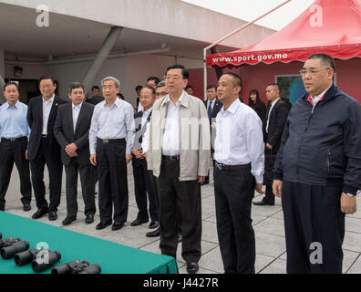 Macao, China. 9. Mai 2017. Zhang Dejiang (3. R, vorne), Vorsitzender der ständigen Ausschuss von Chinas nationale Menschen der Kongress (NPC), inspiziert die Baustelle der Hongkong-Zhuhai-Macao-Brücke in Macau Special Administrative Region, Süd-China, 9. Mai 2017. Zhang inspiziert den Bau der Hong Kong-Zhuhai-Macao-Brücke und besuchte eine Familie Support-Center und ein Museum, um die Einheimischen Lebensunterhalt in der Sonderverwaltungsregion Macau am Dienstag erfahren. Bildnachweis: Li Xueren/Xinhua/Alamy Live-Nachrichten Stockfoto