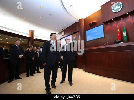 Macao, China. 9. Mai 2017. Zhang Dejiang (L, vorn), Vorsitzender der ständigen Ausschuss von Chinas nationale Menschen des Kongresses (NPC), Besuche der gesetzgebenden Versammlung in Macau Special Administrative Region, Süd-China, 9. Mai 2017. Bildnachweis: Pang Xinglei/Xinhua/Alamy Live-Nachrichten Stockfoto