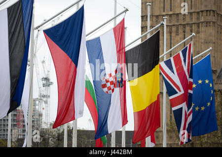 London, UK. 9. Mai 2017. Fahnen für die 27 EU-Mitglieder Staaten Fliege um Parliament Square, Westminster, London, am Europatag, alljährlich am 9. Mai um Frieden und Einheit in Europa zu feiern. Es ist der Jahrestag des historischen "Schuman-Erklärung", als der Beginn gilt der heutigen Europäischen Union Credit: Isabel Infantes/Alamy Live News Stockfoto