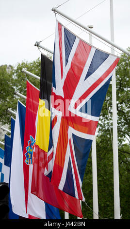 London, UK. 9. Mai 2017. Fahnen für die 27 EU-Mitglieder Staaten Fliege um Parliament Square, Westminster, London, am Europatag, alljährlich am 9. Mai um Frieden und Einheit in Europa zu feiern. Es ist der Jahrestag des historischen "Schuman-Erklärung", als der Beginn gilt der heutigen Europäischen Union Credit: Isabel Infantes/Alamy Live News Stockfoto