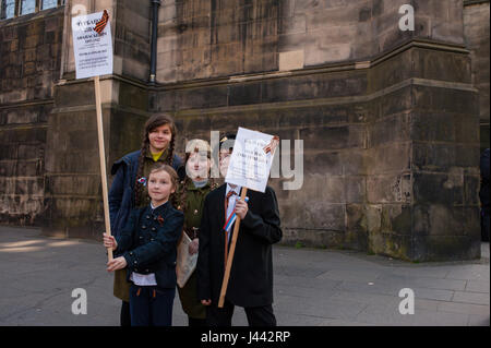 Edinburgh, UK. 9. Mai 2017. Etwa fünfzig Personen aus der russischen Gemeinschaft in Edinburgh haben heute Nachmittag am Tag des Sieges statt. Die Veranstaltung feiert den Sieg über den Faschismus im zweiten Weltkrieg. Die Teilnehmer getragen Porträts von Verwandten, die im Krieg gekämpft. Einige von ihnen haben sprach ein paar Worte zur Erinnerung und Lieder gesungen haben. Bildnachweis: Pep Masip/Alamy Live-Nachrichten Stockfoto