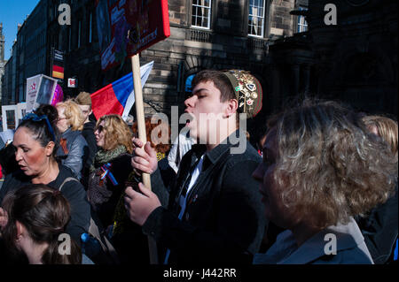 Edinburgh, UK. 9. Mai 2017. Etwa fünfzig Personen aus der russischen Gemeinschaft in Edinburgh haben heute Nachmittag am Tag des Sieges statt. Die Veranstaltung feiert den Sieg über den Faschismus im zweiten Weltkrieg. Die Teilnehmer getragen Porträts von Verwandten, die im Krieg gekämpft. Einige von ihnen haben sprach ein paar Worte zur Erinnerung und Lieder gesungen haben. Bildnachweis: Pep Masip/Alamy Live-Nachrichten Stockfoto