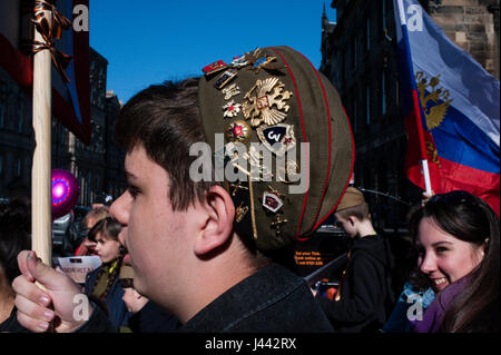 Edinburgh, UK. 9. Mai 2017. Etwa fünfzig Personen aus der russischen Gemeinschaft in Edinburgh haben heute Nachmittag am Tag des Sieges statt. Die Veranstaltung feiert den Sieg über den Faschismus im zweiten Weltkrieg. Die Teilnehmer getragen Porträts von Verwandten, die im Krieg gekämpft. Einige von ihnen haben sprach ein paar Worte zur Erinnerung und Lieder gesungen haben. Bildnachweis: Pep Masip/Alamy Live-Nachrichten Stockfoto