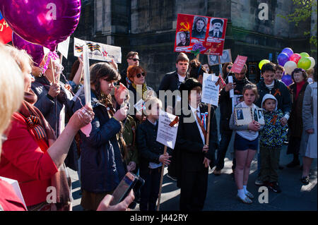 Edinburgh, UK. 9. Mai 2017. Etwa fünfzig Personen aus der russischen Gemeinschaft in Edinburgh haben heute Nachmittag am Tag des Sieges statt. Die Veranstaltung feiert den Sieg über den Faschismus im zweiten Weltkrieg. Die Teilnehmer getragen Porträts von Verwandten, die im Krieg gekämpft. Einige von ihnen haben sprach ein paar Worte zur Erinnerung und Lieder gesungen haben. Bildnachweis: Pep Masip/Alamy Live-Nachrichten Stockfoto