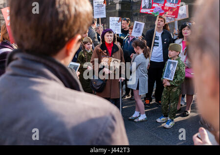 Edinburgh, UK. 9. Mai 2017. Etwa fünfzig Personen aus der russischen Gemeinschaft in Edinburgh haben heute Nachmittag am Tag des Sieges statt. Die Veranstaltung feiert den Sieg über den Faschismus im zweiten Weltkrieg. Die Teilnehmer getragen Porträts von Verwandten, die im Krieg gekämpft. Einige von ihnen haben sprach ein paar Worte zur Erinnerung und Lieder gesungen haben. Bildnachweis: Pep Masip/Alamy Live-Nachrichten Stockfoto