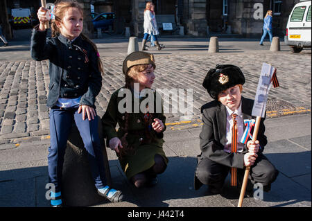 Edinburgh, UK. 9. Mai 2017. Etwa fünfzig Personen aus der russischen Gemeinschaft in Edinburgh haben heute Nachmittag am Tag des Sieges statt. Die Veranstaltung feiert den Sieg über den Faschismus im zweiten Weltkrieg. Die Teilnehmer getragen Porträts von Verwandten, die im Krieg gekämpft. Einige von ihnen haben sprach ein paar Worte zur Erinnerung und Lieder gesungen haben. Bildnachweis: Pep Masip/Alamy Live-Nachrichten Stockfoto