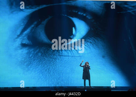 Kiew, Ukraine. 9. Mai 2017. Jesaja aus Australien mit dem Lied "Don't Come Easy" beim Eurovision Song Contest Semi-Finale in Kiew, Ukraine, 9. Mai 2017 statt. Foto: Julian Stratenschulte/Dpa/Alamy Live News Stockfoto