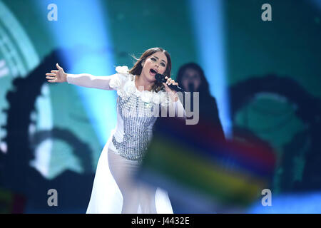 Kiew, Ukraine. 9. Mai 2017. Lindita Halimi aus Albanien mit dem Lied "Welt" in das Halbfinale des Eurovision Song Contest statt in Kiew, Ukraine, 9. Mai 2017. Foto: Julian Stratenschulte/Dpa/Alamy Live News Stockfoto