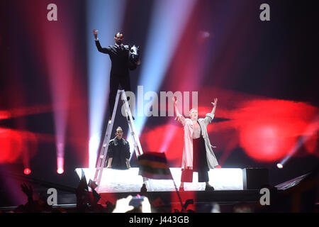 Kiew, Ukraine. 9. Mai 2017. Dihaj aus Aserbaidschan mit dem Lied "Skelette" in das Halbfinale des Eurovision Song Contest in Kiew, Ukraine, 9. Mai 2017 statt. Foto: Julian Stratenschulte/Dpa/Alamy Live News Stockfoto