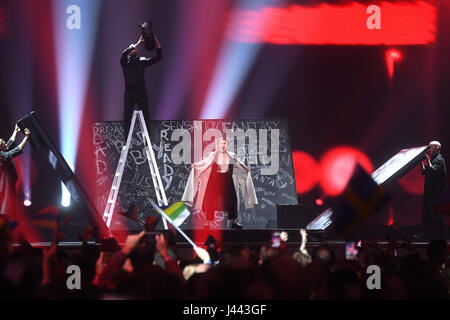 Kiew, Ukraine. 9. Mai 2017. Dihaj aus Aserbaidschan mit dem Lied "Skelette" in das Halbfinale des Eurovision Song Contest in Kiew, Ukraine, 9. Mai 2017 statt. Foto: Julian Stratenschulte/Dpa/Alamy Live News Stockfoto