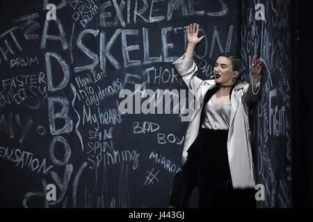 Kiew, Ukraine. 9. Mai 2017. Dihaj aus Aserbaidschan mit dem Lied "Skelette" in das Halbfinale des Eurovision Song Contest in Kiew, Ukraine, 9. Mai 2017 statt. Foto: Julian Stratenschulte/Dpa/Alamy Live News Stockfoto