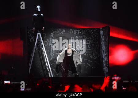 Kiew, Ukraine. 9. Mai 2017. Dihaj aus Aserbaidschan mit dem Lied "Skelette" in das Halbfinale des Eurovision Song Contest in Kiew, Ukraine, 9. Mai 2017 statt. Foto: Julian Stratenschulte/Dpa/Alamy Live News Stockfoto