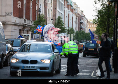 London, UK. 9. Mai 2017. Ein großes Modell des Theresa schießen sich in den Mund mit einer Pistole gekennzeichneten Austritt außerhalb des BBCS neue Broadcasting House anlässlich einen Auftritt auf der One Show von Premierminister Theresa May und ihr scheint Ehemann Philip. Bildnachweis: Mark Kerrison/Alamy Live-Nachrichten Stockfoto