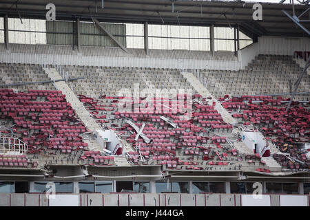 London, UK. 9. Mai 2017. Abriss der Westtribüne weiter im Boleyn Ground, West Ham United ehemaligen Stadion in Upton Park. Die Boleyn Ground ist im Rahmen der Vorbereitungen für Barratts Upton Gärten Entwicklung abgerissen und die Westtribüne ist der einzige restliche Pflanzenbestand. Bildnachweis: Mark Kerrison/Alamy Live-Nachrichten Stockfoto