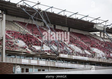 London, UK. 9. Mai 2017. Abriss der Westtribüne weiter im Boleyn Ground, West Ham United ehemaligen Stadion in Upton Park. Die Boleyn Ground ist im Rahmen der Vorbereitungen für Barratts Upton Gärten Entwicklung abgerissen und die Westtribüne ist der einzige restliche Pflanzenbestand. Bildnachweis: Mark Kerrison/Alamy Live-Nachrichten Stockfoto