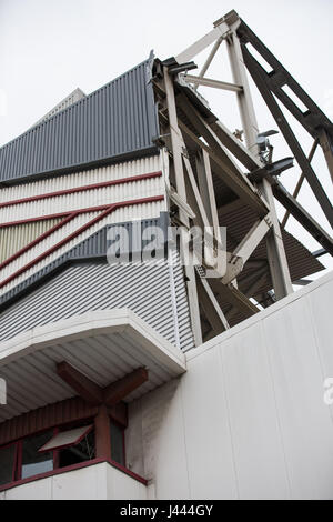 London, UK. 9. Mai 2017. Abriss der Westtribüne weiter im Boleyn Ground, West Ham United ehemaligen Stadion in Upton Park. Die Boleyn Ground ist im Rahmen der Vorbereitungen für Barratts Upton Gärten Entwicklung abgerissen und die Westtribüne ist der einzige restliche Pflanzenbestand. Bildnachweis: Mark Kerrison/Alamy Live-Nachrichten Stockfoto