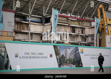 London, UK. 9. Mai 2017. Abriss der Westtribüne weiter im Boleyn Ground, West Ham United ehemaligen Stadion in Upton Park. Die Boleyn Ground ist im Rahmen der Vorbereitungen für Barratts Upton Gärten Entwicklung abgerissen und die Westtribüne ist der einzige restliche Pflanzenbestand. Bildnachweis: Mark Kerrison/Alamy Live-Nachrichten Stockfoto