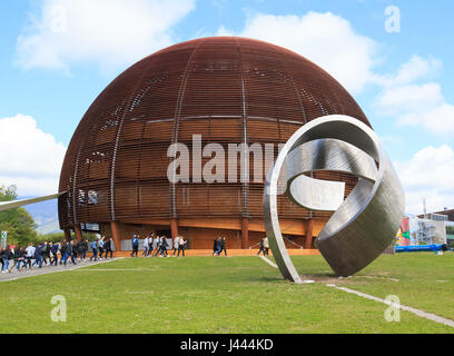 Genf, Schweiz. 9. Mai 2017. Besucher die Welt der Wissenschaft und Innovation der Europäischen Organisation für Kernforschung (CERN) nach der Einweihung der Linearbeschleuniger Linac 4 in Meyrin bei Genf, Schweiz, am 9. Mai 2017. Wissenschaftler am CERN eingeweiht Dienstag der Linearbeschleuniger Linac 4, der neuesten Beschleuniger Erwerb seit dem Large Hadron Collider (LHC). LINAC 4 wird voraussichtlich den CERN-Beschleuniger mit Partikelstrahlen der höheren Energie, zu ernähren, wodurch den LHC, höhere Leuchtkraft bis 2021 zu erreichen. Bildnachweis: Xu Jinquan/Xinhua/Alamy Live-Nachrichten Stockfoto