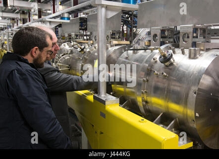 Genf, Schweiz. 9. Mai 2017. Menschen besuchen die Linearbeschleuniger Linac 4 der Europäischen Organisation für Kernforschung (CERN) in Meyrin bei Genf, Schweiz, am 9. Mai 2017. Wissenschaftler am CERN eingeweiht Dienstag der Linearbeschleuniger Linac 4, der neuesten Beschleuniger Erwerb seit dem Large Hadron Collider (LHC). LINAC 4 wird voraussichtlich den CERN-Beschleuniger mit Partikelstrahlen der höheren Energie, zu ernähren, wodurch den LHC, höhere Leuchtkraft bis 2021 zu erreichen. Bildnachweis: Xu Jinquan/Xinhua/Alamy Live-Nachrichten Stockfoto