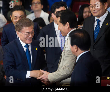 Seoul, Südkorea. 9. Mai 2017. Südkoreas Präsident elect Mond Jae-In (L) begrüßt Mitglieder der Demokratischen Partei, als er ankommt, sehen Sie im Fernsehen übertragenen Umfrage im Parlament in Seoul, Südkorea. Mond der liberalen demokratischen Partei wurde neuen Präsident Südkoreas frühen 10. Mai 2017 mit seinem einzigen fünfjährige Amtszeit nur nach Bestätigung seines Sieges beginnen soll von der nationalen Wahlkommission gewählt. Bildnachweis: Lee Jae-Won/AFLO/Alamy Live-Nachrichten Stockfoto