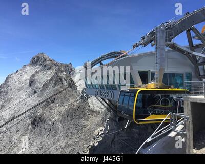 Merida, Venezuela. 6. April 2017. Eine Seilbahn-Gondel abgebildet, wie es zur 4765-Meter hohe Bergstation kommt - wo höchste Berg Venezuelas, Pico Bolivar, im Hintergrund zu sehen - in Merida, Venezuela, 6. April 2017 aufgenommen. Krisengeschüttelten Venezuela will mit der weltweit längsten und höchsten Seilbahn wieder Touristen. Das Problem ist, dass es keine Touristen. Und die Seilbahn ist noch nicht bezahlt. Foto: Georg Ismar, Dpa/Alamy Live News Stockfoto