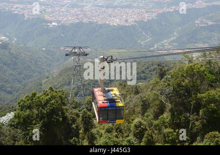 Merida, Venezuela. 6. April 2017. Bild von einer Seilbahn-Gondel gemalt in Venezuelas Farben absteigend in Richtung zur Talstation der Anden Stadt Merida, Venezuela, 6. April 2017 aufgenommen. Krisengeschüttelten Venezuela will mit der weltweit längsten und höchsten Seilbahn wieder Touristen. Das Problem ist, dass es keine Touristen. Und die Seilbahn ist noch nicht bezahlt. Foto: Georg Ismar, Dpa/Alamy Live News Stockfoto