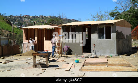 Datei - Datei Bild datiert 8. März 2017 zeigt haitianischen Migranten bauen eine Hütte in der Nähe von Tijuana, Mexiko. Tausende Haitianer waren gezwungen, in die mexikanische Grenze Stadt Tijuana aufgrund verschärfter Einwanderung Normen in den USA zu bleiben. Jetzt sind mehrere Familien dort ein Dorf aufzubauen. Es heißt "Pequeña Haití" (Little Haiti). Foto: Luis Alonso Pérez/dpa Stockfoto