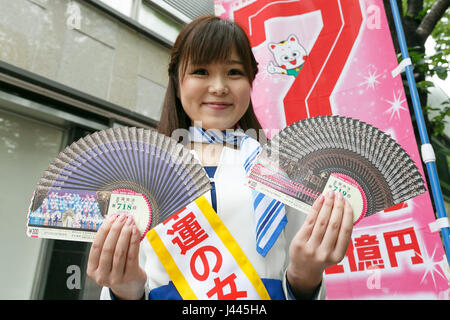 Lotterie "Göttin des Glücks '' posiert Yuki Someoka für ein Foto in einem Presse-Event für die jährliche Traum Jumbo öffentliche Lotterie am 10. Mai 2017, Tokio, Japan. Etwa 200 Menschen in den frühen Morgenstunden aufgereiht kaufen Lotterielose im Nishi Ginza Verkauf stand hat einen guten Ruf für ausgezeichneten Ticketverkauf in der Vergangenheit. Der erste Preis im Angebot ist 500 Millionen Yen (ca. 4.432.690 USD) und Tickets kostet 300 Yen (2,65 USD) sind auf den Verkauf von 10. Mai bis zum 2. Juni im ganzen Land. Bildnachweis: Rodrigo Reyes Marin/AFLO/Alamy Live-Nachrichten Stockfoto