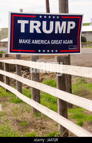 WALLA WALLA, WA/USA – März, 23: Ein Anwohner hat eine Kampagne-Schild mit Unterstützung von Donald Trump auf 23. März 2017. Stockfoto