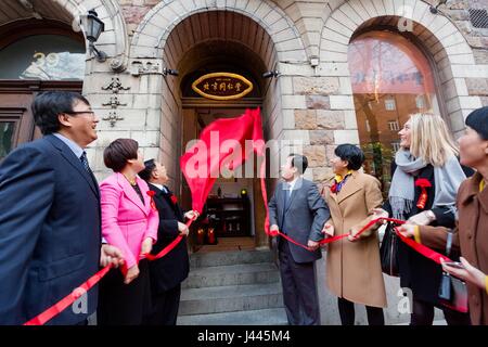 Peking, China. 10. Mai 2017. Einen neuen Shop für traditionelle chinesische Medizin-Verkäufer Tongrentang ist in Stockholm, Schweden, 5. Dezember 2015 eröffnet. Tongrentang hat mehr als 130 Filialen in 26 Ländern und Regionen eröffnet. Mai 10 ist Chinas erste "chinesische Marken Tag," die eigenständige Marken helfen. Bildnachweis: Xinhua/Alamy Live-Nachrichten Stockfoto