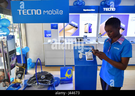 (170510)--NAIROBI, 10. Mai 2017 (Xinhua)--A Personal wartet auf Kunden an einem Handy-Shop in der Innenstadt von Nairobi, der Hauptstadt Kenias, am 9. Mai 2017. Chinesische Handy Handy-Hersteller Tecno Mobile Umsatz erreichte 25 Millionen Geräte, darunter 9 Millionen Smartphones im Jahr 2015, hilft es, den "beliebtesten" Marke Status in Afrika zu unterstützen. (Xinhua/so Ruibo) (Jmmn) Stockfoto