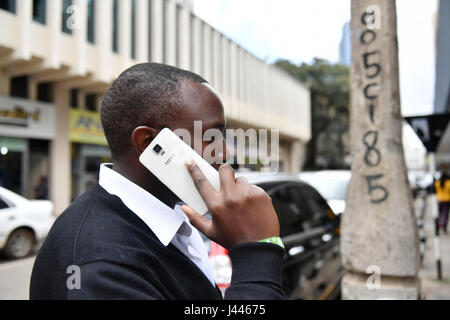 (170510)--NAIROBI, Mai 10, 2017(Xinhua)--ein Mann nutzt Tecno-Handy in der Innenstadt von Nairobi, der Hauptstadt Kenias, 9. Mai 2017. Chinesische Handy Handy-Hersteller Tecno Mobile Umsatz erreichte 25 Millionen Geräte, darunter 9 Millionen Smartphones im Jahr 2015, hilft es, den "beliebtesten" Marke Status in Afrika zu unterstützen. (Xinhua/so Ruibo) (Jmmn) Stockfoto