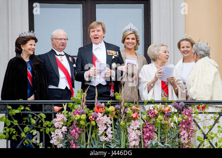 Sophie, Gräfin von Wessex, König Carl Gustaf, Königin Silvia von Schweden, König Willem-Alexander, Prinzessin Mabel, Königin Maxima und Prinz Constantijn der Niederlande, Prinzessin Astrid von Norwegen besuchen die 80. Geburtstagsfeiern von König Harald und Königin Sonja von Norwegen im königlichen Palast in Oslo, Norwegen, 9. Mai 2017. Foto: Patrick van Katwijk NETHERLANDS OUT POINT DE VUE · KEIN DRAHT-SERVICE · Foto: Patrick van Katwijk/Dutch Photo Press/dpa Stockfoto