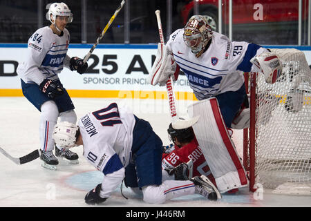 Der Eishockey-Weltmeisterschaft Spiel Frankreich gegen Schweiz, in Paris, Frankreich, am 9. Mai 2017. L-R Kevin Hecquefeuille (FRA), Laurent Meunier (FRA), Damien Brunner (CH) und Torhüter Cristobal Huet (FRA). (Foto/Michal Kamaryt CTK) Stockfoto