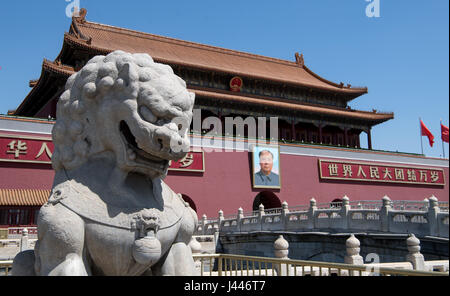 Peking, China. 10. Mai 2017. Ein Porträt des Vorsitzenden Mao, der Gründungsvater der Volksrepublik China (PRC), hängt über dem Tor des himmlischen Friedens am Tiananmen-Platz in Peking, China, 10. Mai 2017. Die Premiere des deutschen Bundesland Bayern ist Horst Seehofer (CSU) mit dem stellvertretenden Ministerpräsidenten der Volksrepublik China, Ma Kai, treffen sich heute. Foto: Sven Hoppe/Dpa/Alamy Live News Stockfoto