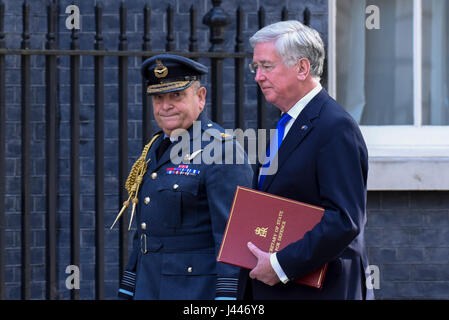 London, UK. 10. Mai 2017. (L, R) Sir Stuart Peach, Chief of the Defence Staff und Michael Fallon, Secretary Of State for Defence, auf dem Weg zu einem Treffen mit Premierminister Theresa May und NATO-Generalsekretär Jens Stoltenberg bei Nummer 10 Downing Street für Gespräche. Bildnachweis: Stephen Chung/Alamy Live-Nachrichten Stockfoto