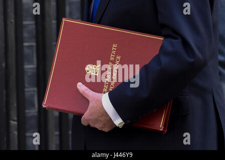 London, UK. 10. Mai 2017. Michael Fallon, Secretary Of State for Defence, trägt seine Ordner auf dem Weg zu einem Treffen mit Premierminister Theresa May und NATO-Generalsekretär Jens Stoltenberg bei Nummer 10 Downing Street für Gespräche. Bildnachweis: Stephen Chung/Alamy Live-Nachrichten Stockfoto