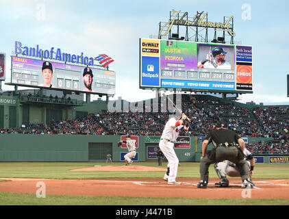 Boston, Massachusetts, USA. 27. April 2017. Masahiro Tanaka (Yankees) MLB: New York Yankees Start Krug Masahiro Tanaka Stellplätze, Dustin Pedroia der Boston Red Sox im ersten Inning während der Major League Baseball Game im Fenway Park in Boston, Massachusetts, USA. Bildnachweis: AFLO/Alamy Live-Nachrichten Stockfoto