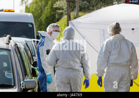 Chippenham, UK. 10. Mai 2017. Forensische SOCO Polizisten sind abgebildet untersuchen die Szene auf London Road, wo 38 jährige Russell Nixon mit erheblichen Verletzungen um 00.20 am Mittwochmorgen gefunden wurde. Die Polizei sagte, dass Herr Nixon tot am Tatort ausgesprochen war und ein 22 Jahre alten Mann namens Matthew Chapman wegen des Verdachts des Mordes festgenommen wurde. Bildnachweis: Lynchpics/Alamy Live-Nachrichten Stockfoto