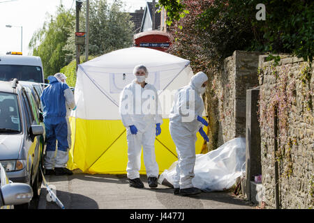 Chippenham, UK. 10. Mai 2017. Forensische SOCO Polizisten sind abgebildet untersuchen die Szene auf London Road, wo 38 jährige Russell Nixon mit erheblichen Verletzungen um 00.20 am Mittwochmorgen gefunden wurde. Die Polizei sagte, dass Herr Nixon tot am Tatort ausgesprochen war und ein 22 Jahre alten Mann namens Matthew Chapman wegen des Verdachts des Mordes festgenommen wurde. Bildnachweis: Lynchpics/Alamy Live-Nachrichten Stockfoto