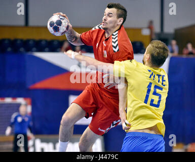 Zlin, Tschechische Republik. 6. Mai 2017. Von links Roman Becvar (CZE) und Oleksandr Tilte (UKR) in Aktion während der Herren-Handball-EM-Qualifikationsspiel: Tschechien Vs Ukraine in Zlin, Tschechische Republik, 6. Mai 2017. Bildnachweis: Dalibor Gluck/CTK Foto/Alamy Live-Nachrichten Stockfoto