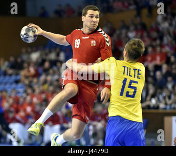 Zlin, Tschechische Republik. 6. Mai 2017. Von links Tomas Babak (CZE) und Oleksandr Tilte (UKR) in Aktion während der Herren-Handball-EM-Qualifikationsspiel: Tschechien Vs Ukraine in Zlin, Tschechische Republik, 6. Mai 2017. Bildnachweis: Dalibor Gluck/CTK Foto/Alamy Live-Nachrichten Stockfoto