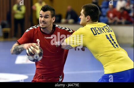 Zlin, Tschechische Republik. 6. Mai 2017. Von links Jakub Sindelar (CZE) und Zachar Denysov (UKR) in Aktion während der Herren-Handball-EM-Qualifikationsspiel: Tschechien Vs Ukraine in Zlin, Tschechische Republik, 6. Mai 2017. Bildnachweis: Dalibor Gluck/CTK Foto/Alamy Live-Nachrichten Stockfoto