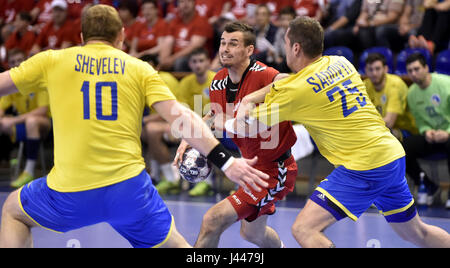 Zlin, Tschechische Republik. 6. Mai 2017. Von links Olexandr Schewelew (UKR), Jakub Sindelar (CZE), Wjatscheslaw Sadowyi (UKR) in Aktion während der Herren-Handball-EM-Qualifikationsspiel: Tschechien Vs Ukraine in Zlin, Tschechische Republik, 6. Mai 2017. Bildnachweis: Dalibor Gluck/CTK Foto/Alamy Live-Nachrichten Stockfoto