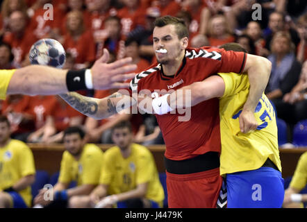 Zlin, Tschechische Republik. 6. Mai 2017. Von links Jakub Sindelar (CZE) und Wjatscheslaw Sadowyi (UKR) in Aktion während der Herren-Handball-EM-Qualifikationsspiel: Tschechien Vs Ukraine in Zlin, Tschechische Republik, 6. Mai 2017. Bildnachweis: Dalibor Gluck/CTK Foto/Alamy Live-Nachrichten Stockfoto