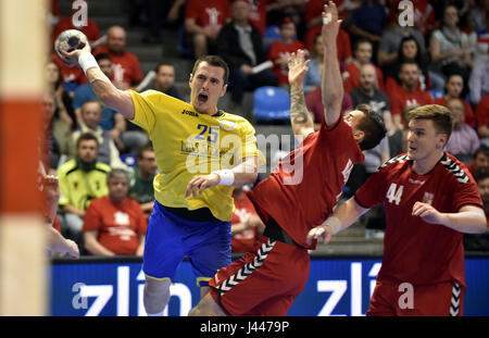 Zlin, Tschechische Republik. 6. Mai 2017. Von links Viacheslav Sadowyi (UKR), Jakub Sindelar (CZE), Jan Landa (CZE) in Aktion während der Herren-Handball-EM-Qualifikationsspiel: Tschechien Vs Ukraine in Zlin, Tschechische Republik, 6. Mai 2017. Bildnachweis: Dalibor Gluck/CTK Foto/Alamy Live-Nachrichten Stockfoto