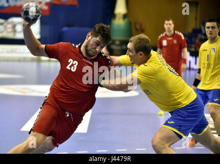 Zlin, Tschechische Republik. 6. Mai 2017. Von links LEOS PETROWSKI (CZE), OLEXANDR SCHEWELEW (UKR) in Aktion während der Herren-Handball-EM-Qualifikationsspiel: Tschechien Vs Ukraine in Zlin, Tschechische Republik, 6. Mai 2017. Bildnachweis: Dalibor Gluck/CTK Foto/Alamy Live-Nachrichten Stockfoto